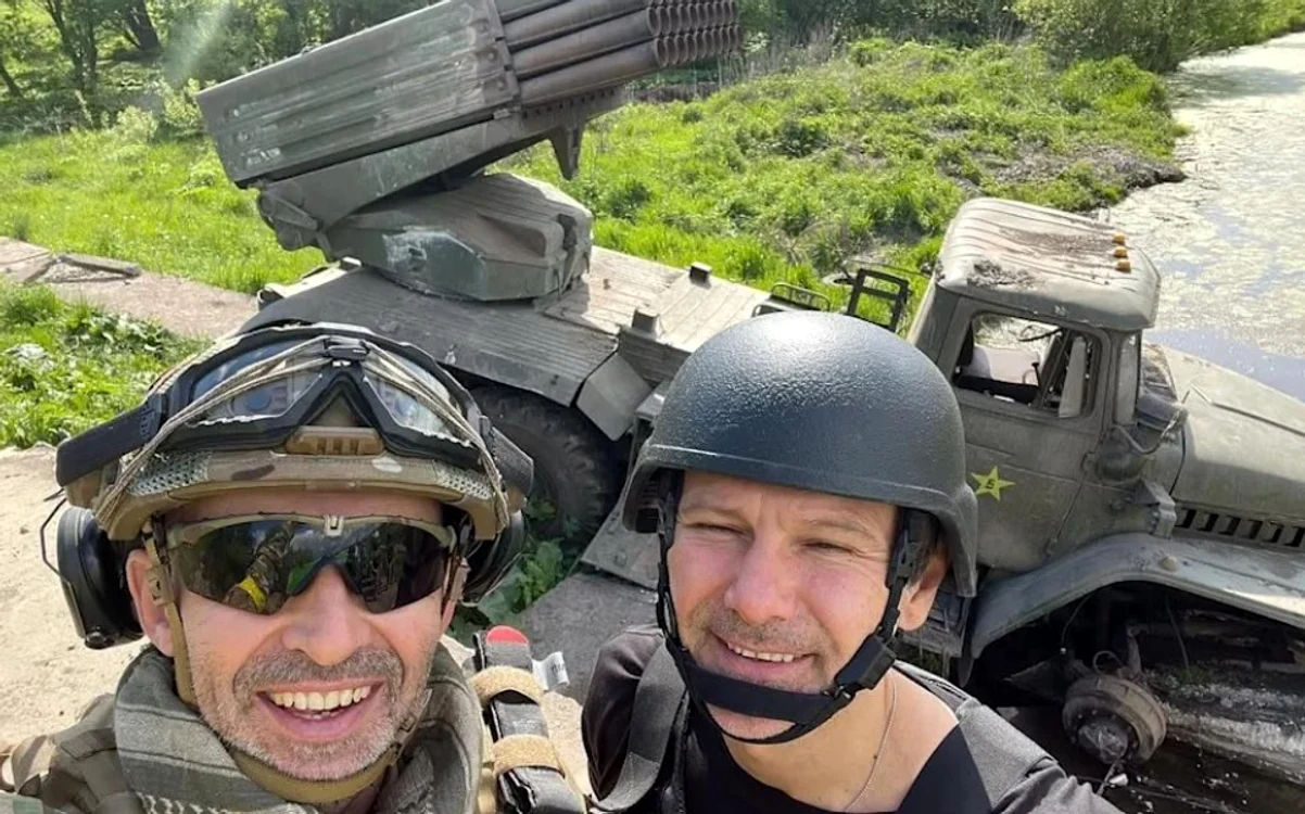 Miliardarul ucrainean Vsevolod Kozhemyako (stânga), alături de un camarad