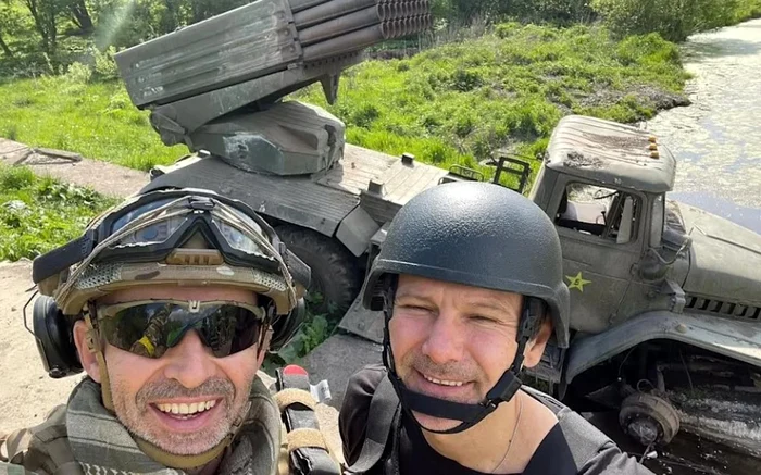 Miliardarul ucrainean Vsevolod Kozhemyako (stânga), alături de un camarad