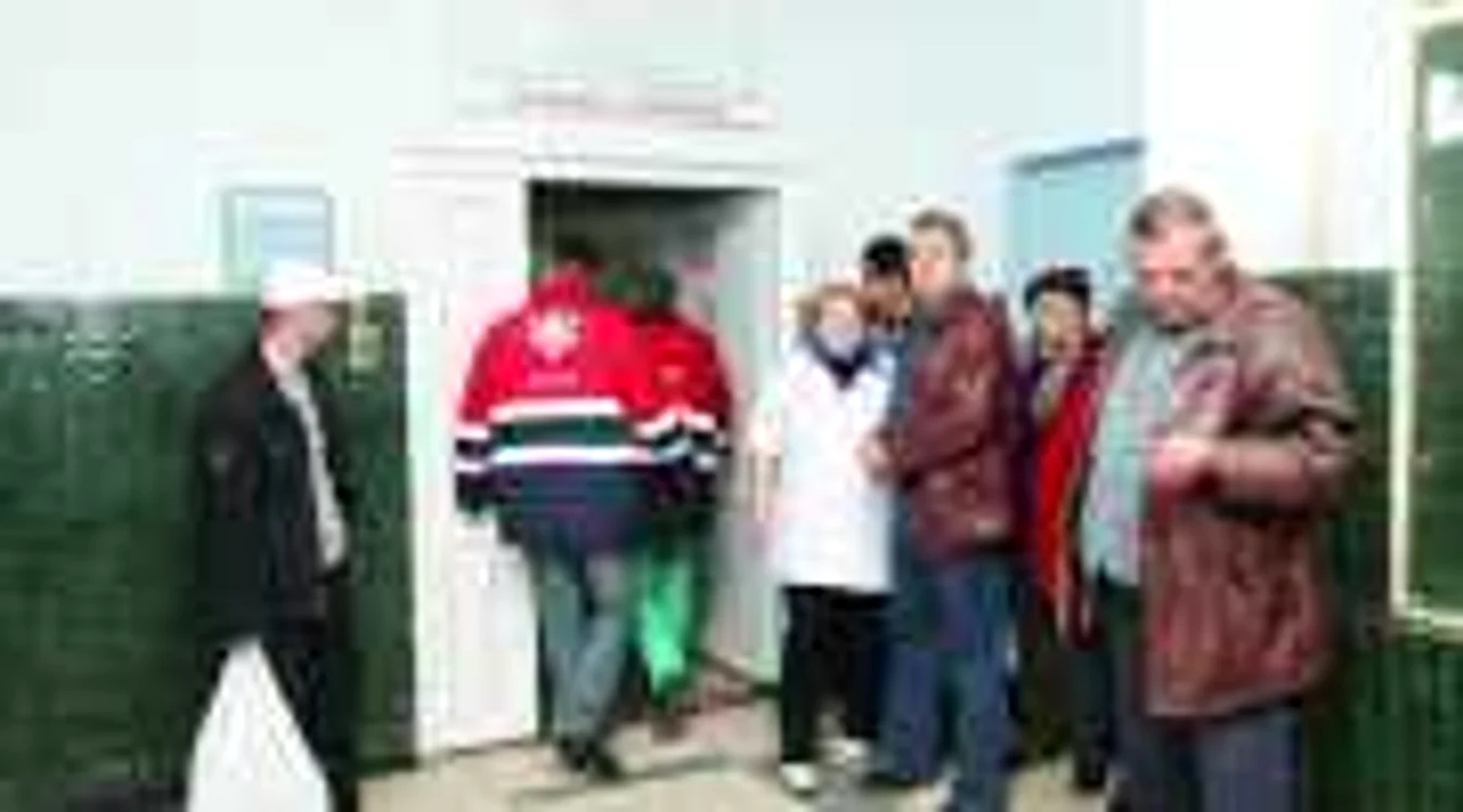  În această dimineaţă, rudele bolnavilor erau supărate din cauza condiţiilor din spital.