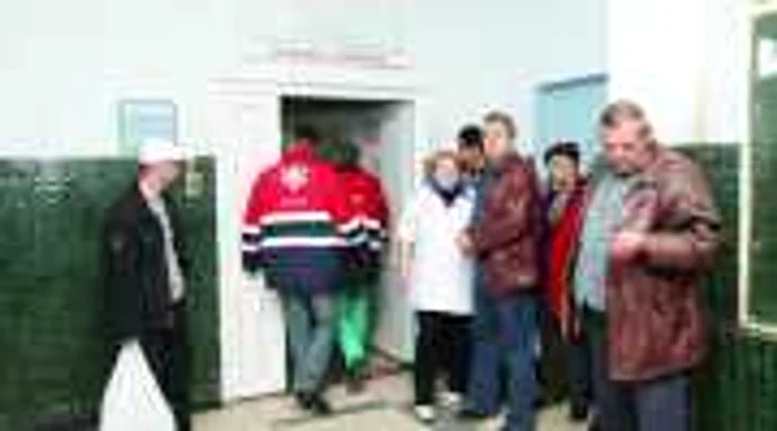 În această dimineaţă, rudele bolnavilor erau supărate din cauza condiţiilor din spital.