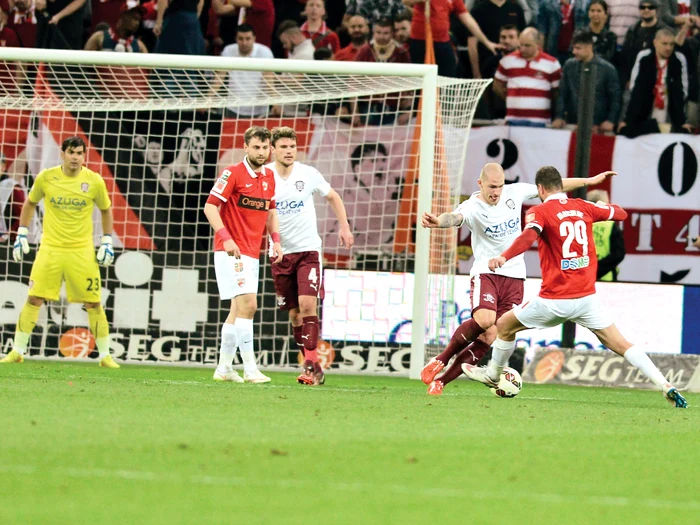 
    Mircea Bornescu,  titular cu Dinamo,  a comis erori  majore la ambele  goluri ale “câinilor”  