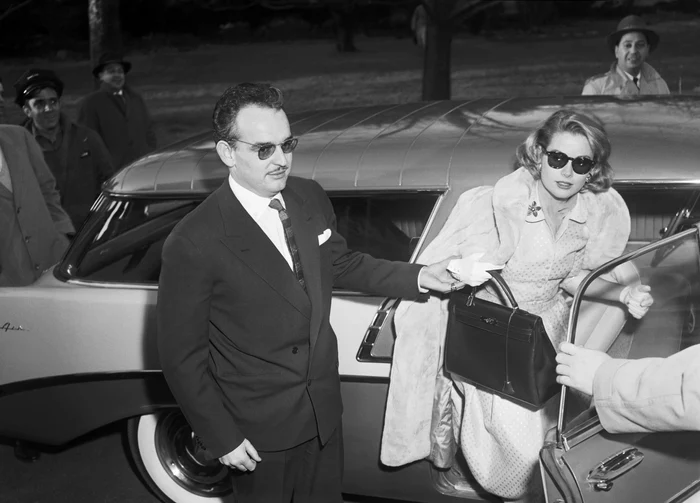 Prinţul Rainier al III-lea, prinţesa de Monaco şi geanta Hermès, care-a intrat în istorie sub denumirea de Kelly Bag