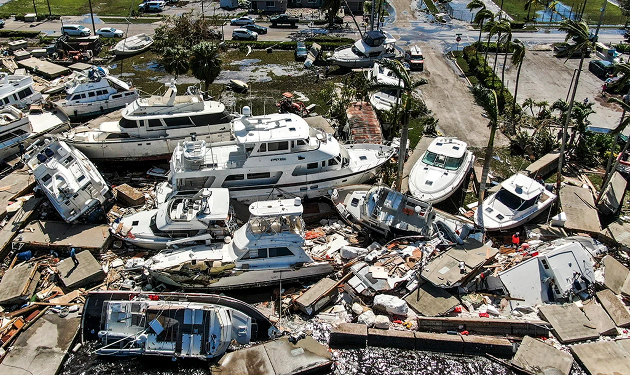 Yachturile de lux au  fost aruncate pe mal