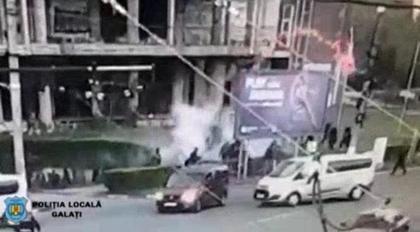 Momentul în care agentul rutier este lovit cu o piatră în cap FOTO captură video Poliția Locală 