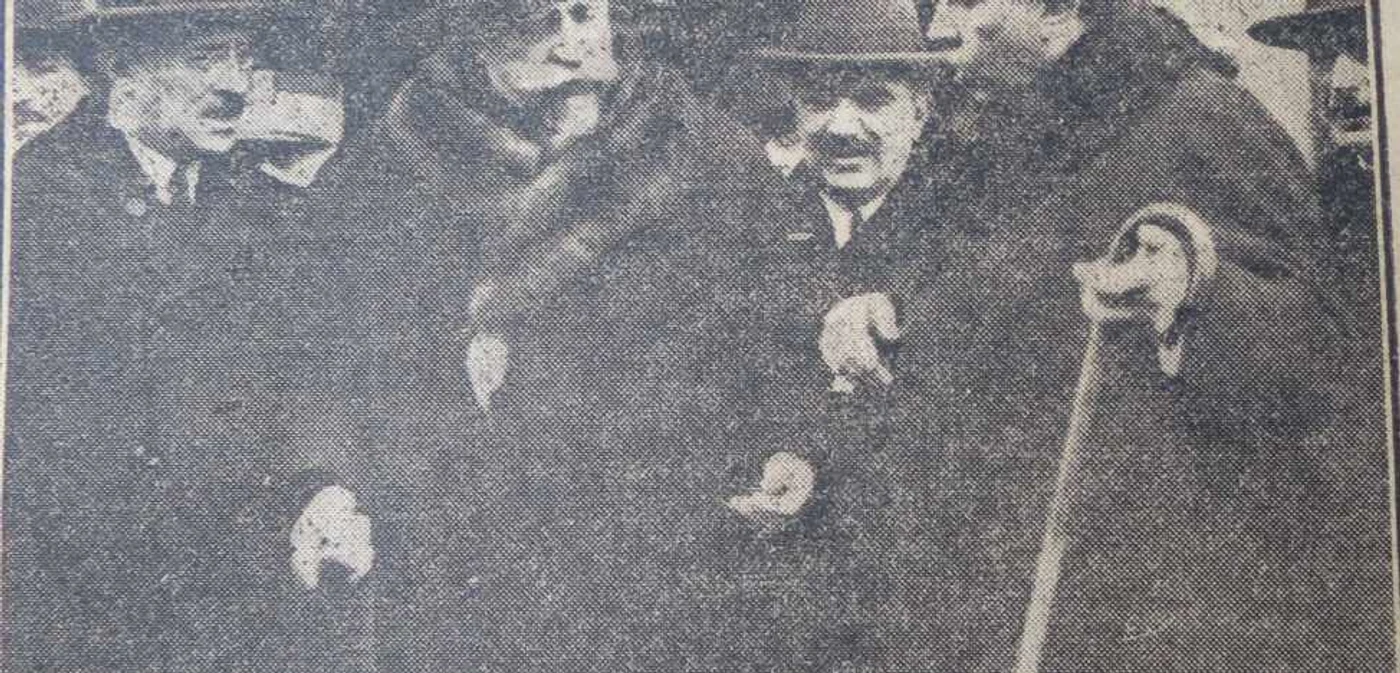 Regele Ferdinand I, inconjurat de membrii guvernului, la ieşirea de la unul dintre Consiliile de Coroană