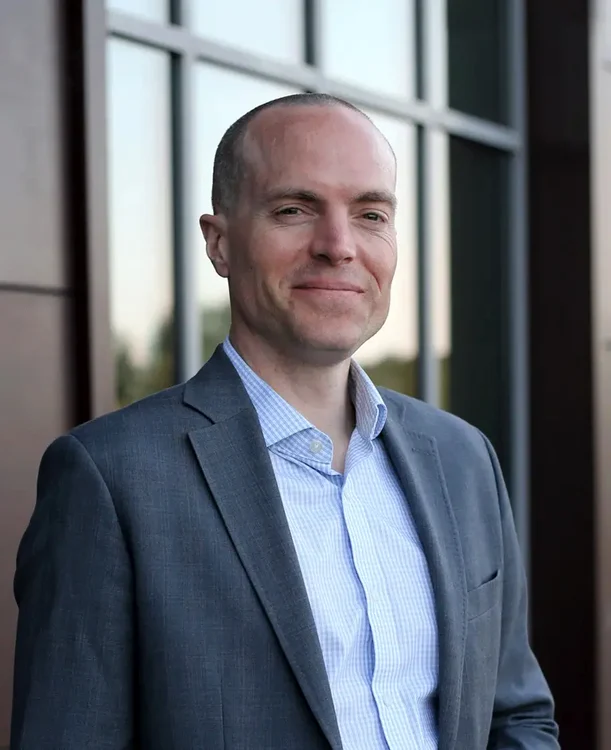 Directorul școlii private, Dan Owen. Sursa: Quality Schools International/Facebook