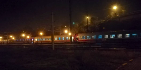 Trenul de călători Bucureşti - Constanţa oprit în Gara Cernavodă de accidentul feroviar Foto Alexandru Manda