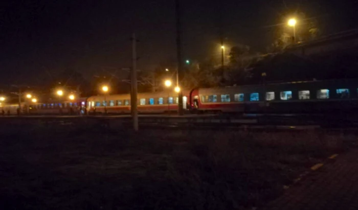 Trenurile circulă cu restricţii în zonă şi acum, deşi traficul feroviar a fost reluat încă de aseară. FOT: Adevărul