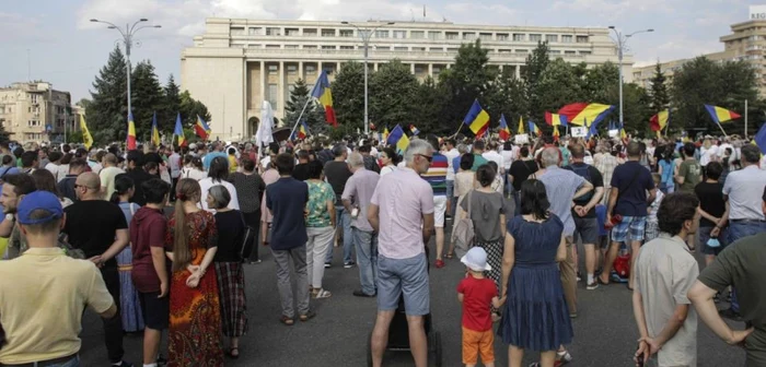 Protest pentru renunţarea la obligativitatea purtării măştilor şi respingerea legii izolarii si carantinei în Piaţa Victoriei din Bucureşti FOTO Inquam Photos / Octav Ganea