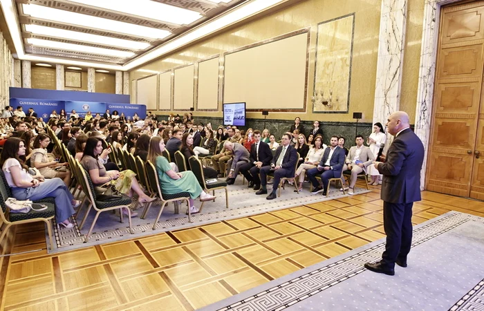 Premierul Ilie Bolojan le-a vorbit tinerilor FOTO: gov.ro