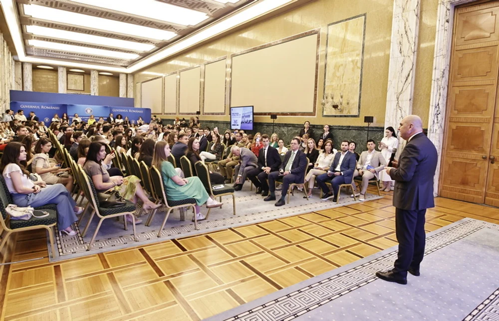 Bolojan, mesaj către tinerii care au participat la Programul de Internship al Guvernului. „Pentru banii pe care-i primim de la cetăţeni, trebuie să facem ceva în serviciul lor”