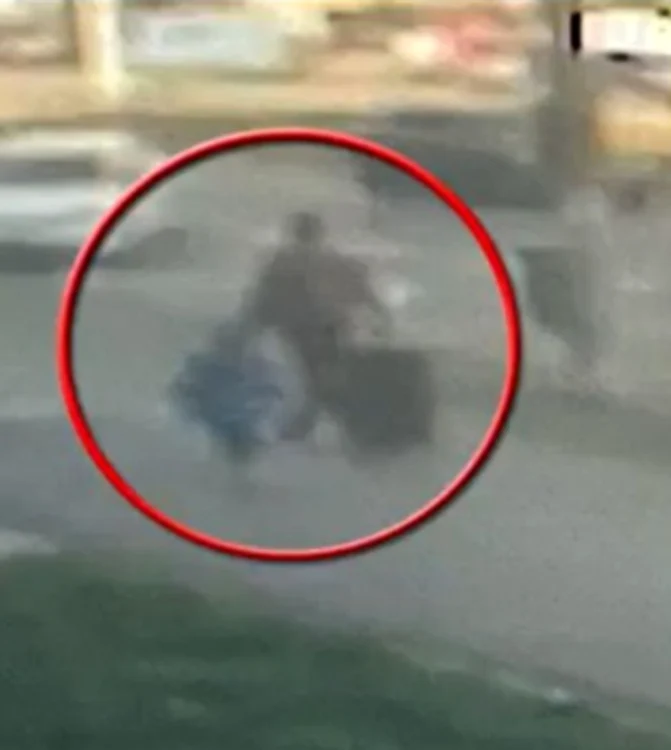 Bărbatul a fost surprins de camerele video în timp ce căra geamantanul cu trupul fetiței ucise Foto: captura antena3.ro