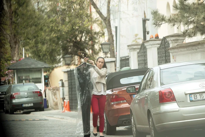 Șatena lui Dinu Gheorghe duce cu grijă umerașul, dar nu realizează că rochia atârnă pe asfaltfoto: Mihai Ionescu
