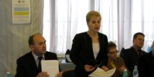 Ecaterina Pricope, preşedintele Asociaţiei Mediatorilor din Galaţi, le explică părţilor avantajele medierii