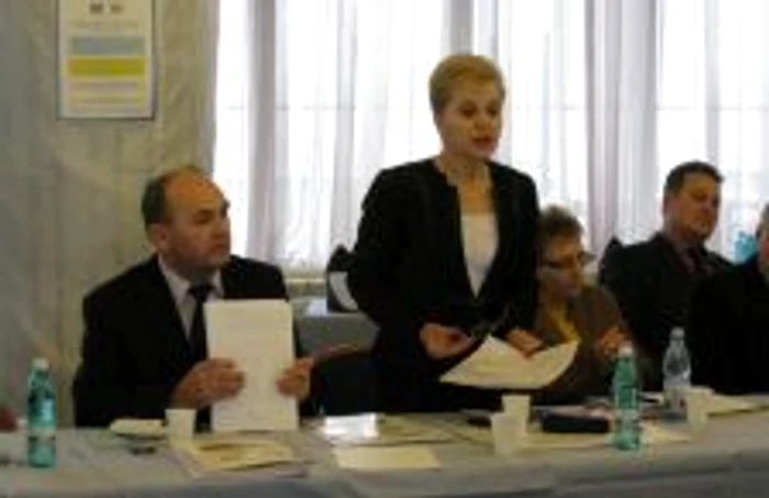 Ecaterina Pricope, preşedintele Asociaţiei Mediatorilor din Galaţi, le explică părţilor avantajele medierii 