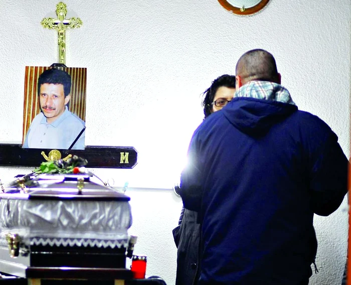 De lângă sicriul lui  †Marian Cucu  (41 de ani) au lipsit   soţia şi fiica.  Acestea erau în  stare de şoc