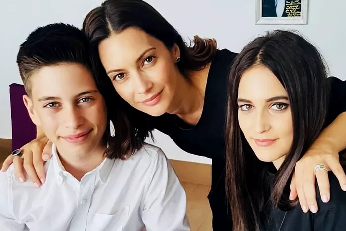 Andreea Berecleanu alături de copiii săi / foto: social media