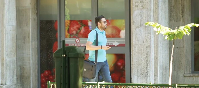 În timp ce Simona evolua pe iarba londoneză, iubitul ei  se plimba prin Bucureşti