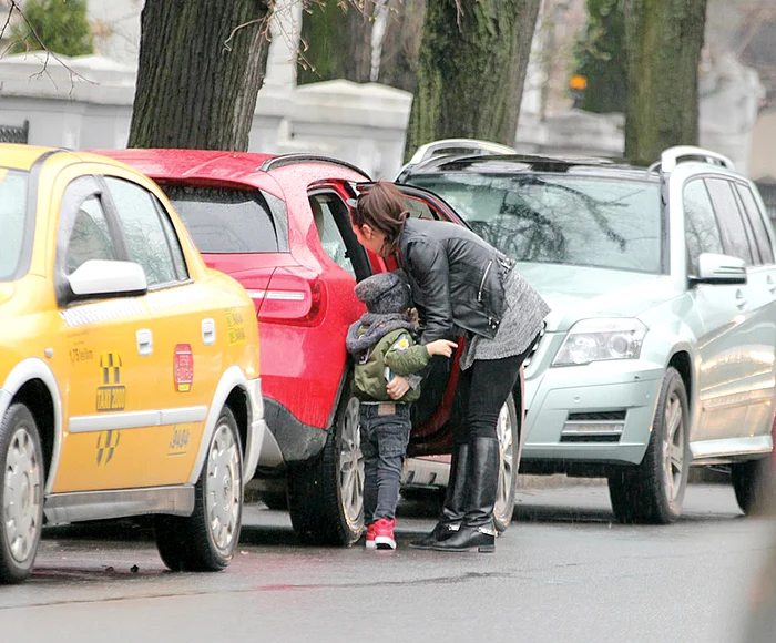 Mama Andra îl plimbă pe David  cu un Mercedes de 40.000 €,  iar tatăl Cătălin, cu metroul