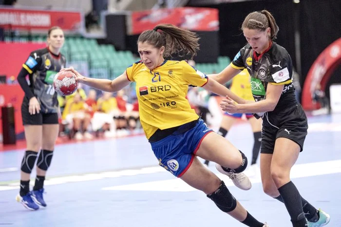 Lorena Ostase în acțiune la Europeanul de handbalFOTO: EPA