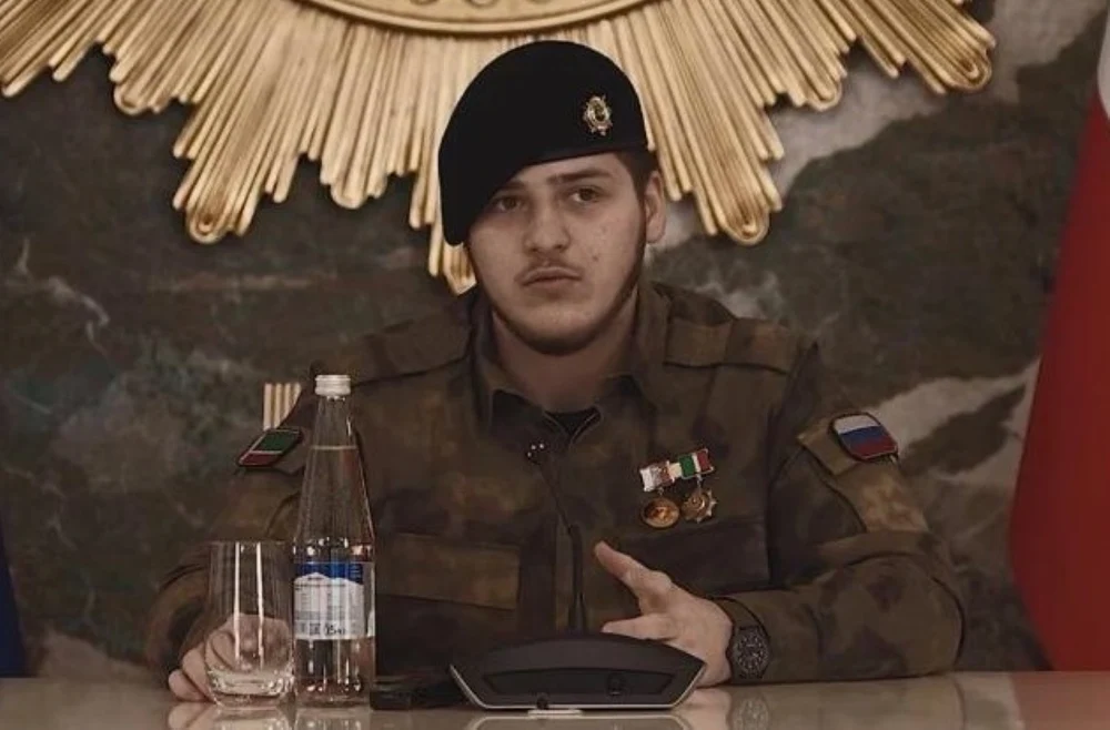 Fiul lui Kadîrov, vizibil slăbit, îşi ascunde cicatricile sub machiaj. Tensiuni pentru „moştenire” în familia liderului cecen