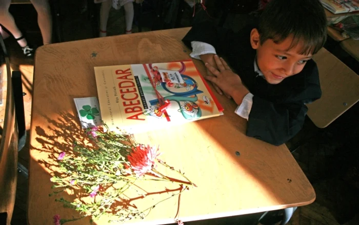 
    ”Bobocii” de anul acesta nu au mai găsit pe băncuțe Abecedarul la începutul anului școlar, așa cum era tradiția  