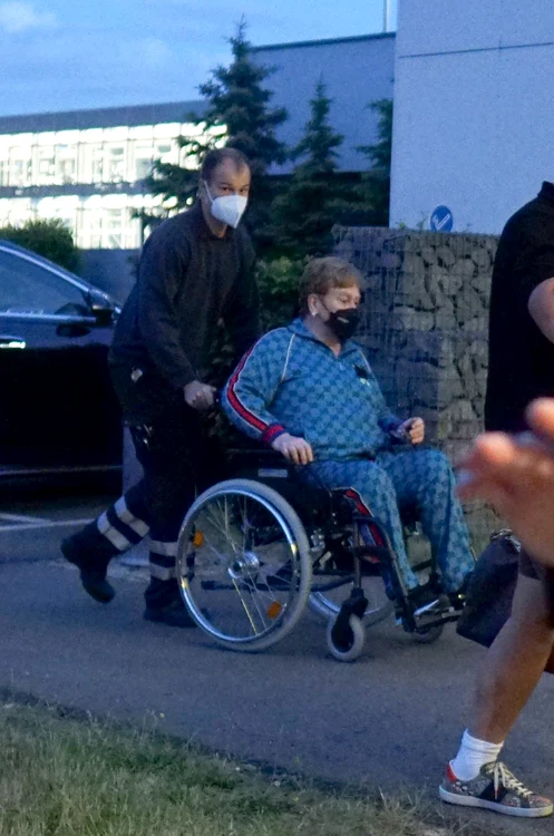 Elton John se deplasează cu ajutorul unui scaun cu rotile Sursă foto: Profimedia