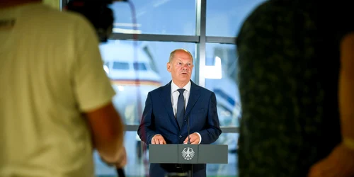 Olaf Scholz pe aeroportul din Koln -  schimb de prizonieri   foto X jfif