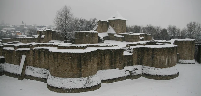 Timp de două luni, Cetatea de Scaun a Sucevei va putea fi admirată doar de la distanţă. Foto: Sandrinio Neagu
