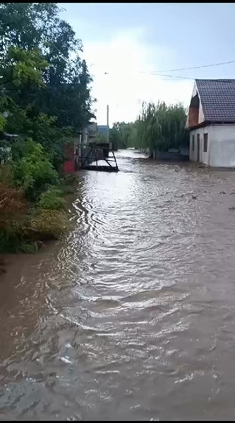 Urmările potopului în Vaslui: pacienți blocați în ambulanțe, zeci de persoane evacuate, sute de gospodării fără energie electrică