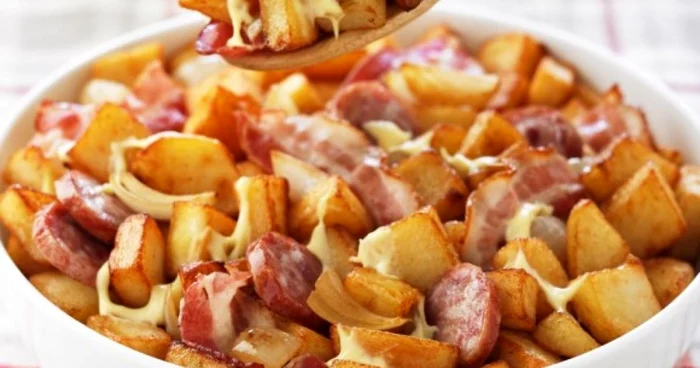 Combinatia de carne cu carnati va fi mereu irezistibila.