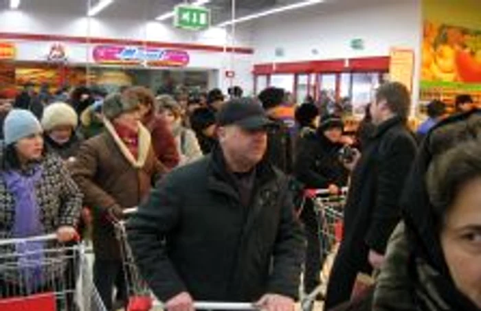 Foto Arhiva Magazinul Kaufland va fi deschis pe 23 decembrie până la miezul nopţii 