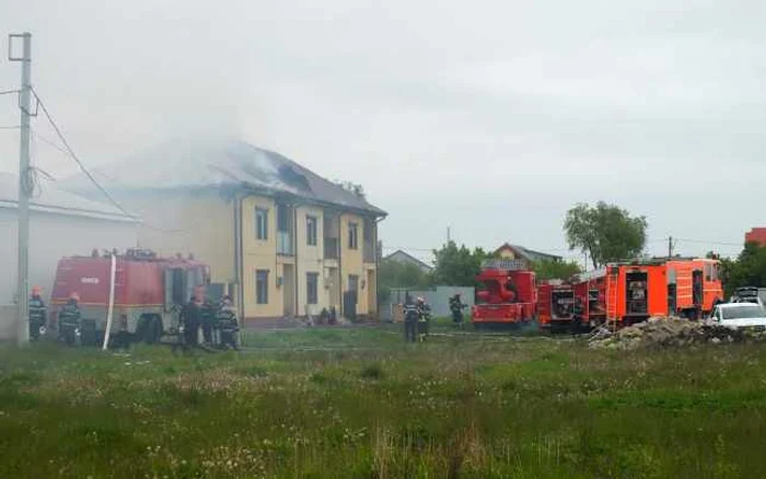 Tot acoperişul blocului a luat foc FOTO: Dan B.
