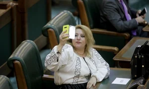 Senatorul Diana Șoșoacă spune că nu trebuie să poarte mască deoarece are probleme medicale dar colegii nu au crezut o iar adeverința a fost dată la verificat jpeg