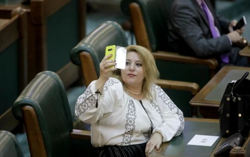 Senatorul Diana Șoșoacă spune că nu trebuie să poarte mască deoarece are probleme medicale dar colegii nu au crezut o iar adeverința a fost dată la verificat jpeg