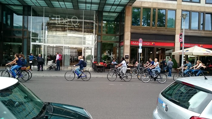 Bicicliştii din Berlin jpeg