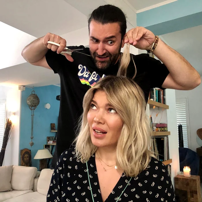 S-au amuzat copios în izolare, când s-au tuns reciproc