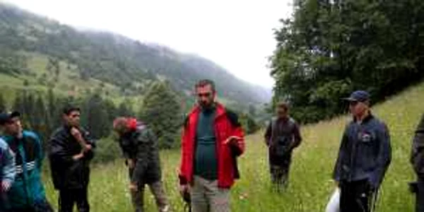Biologul parcului, Claudiu Iuşan, le vorbeşte tinerilor despre varietatea speciilor existente în Munţii Rodnei
