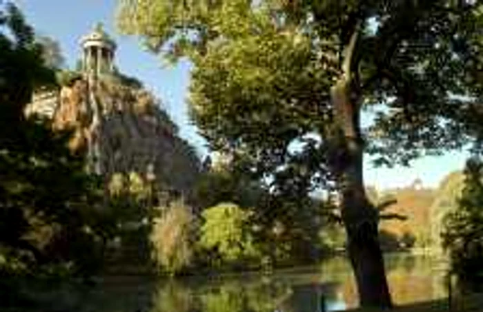 Parc des Buttes Chaumont din Paris, unul dintre cele mai frumoase parcuri din Europa. FOTO Wikipedia