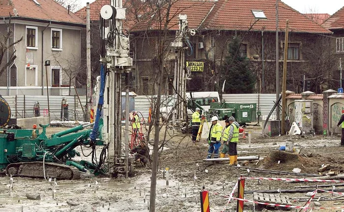 
    Muncitorii au consolidat solul, injectând bentonită prin zeci de puțuri de mare adâncimeFoto: Dorin Constanda  