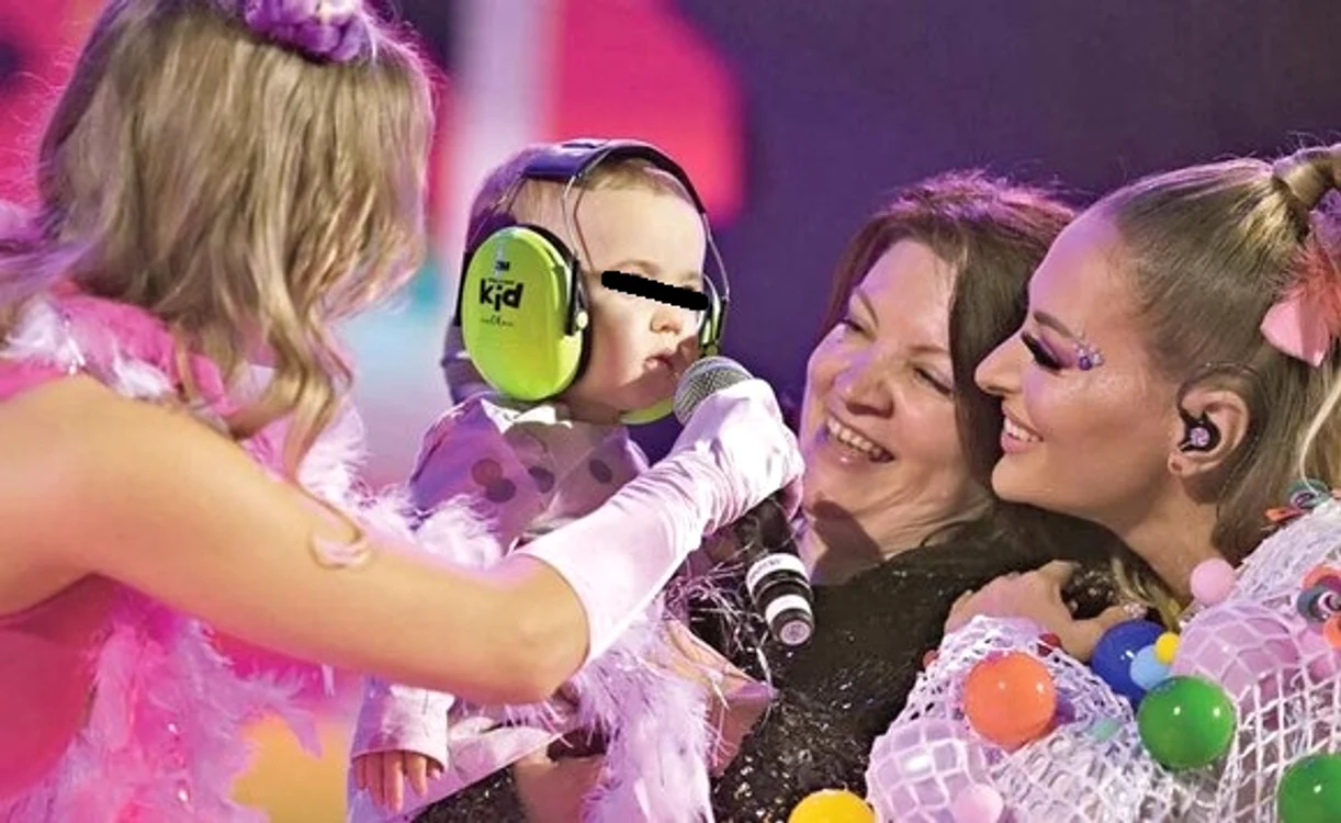 Delia, pe scenă alături de mama ei, sora și nepoțica 