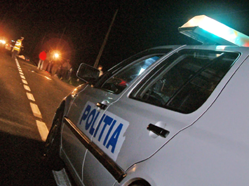 Poliţiştii continuă cercetările