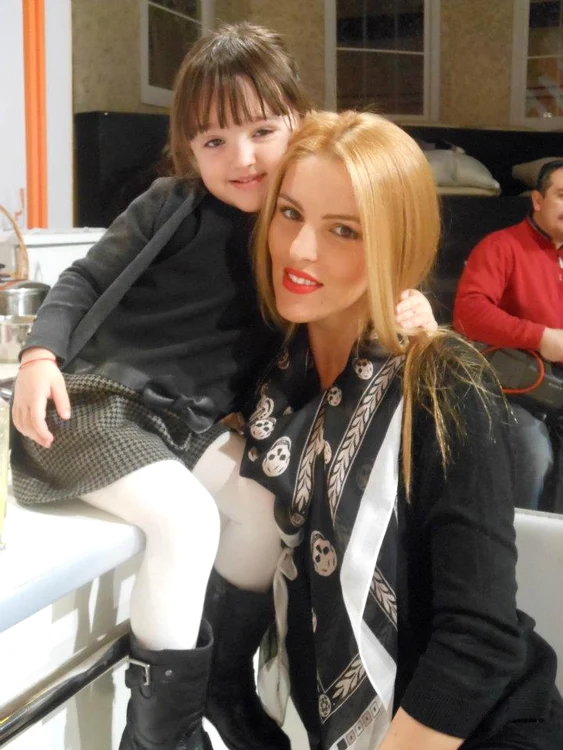 Denisa este o mamă singură, dar primeşte ajutor pentru creşterea Raniei şi din partea lui Cristea