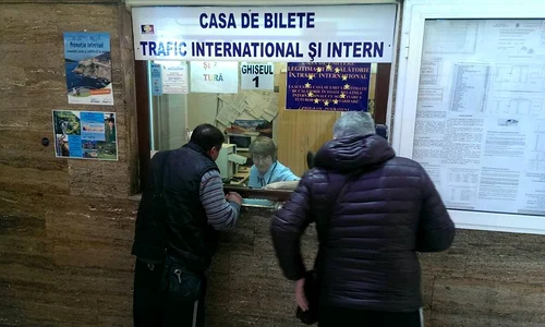 La casele CFR   Angajatele vorbesc  cu clienţii prin  microfon ca să se audă  jpeg