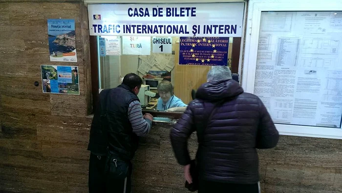 La casele CFR - Angajatele vorbesc  cu clienţii prin  microfon ca să se audă 