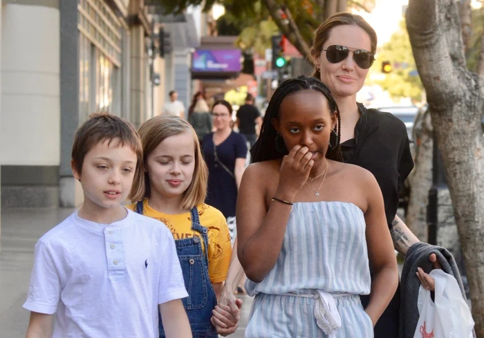 Angelina Jolie și Brad Pitt, alături de cei șase copii ai lor, pe vremea când formau cea mai admirată familie de la Hollywoodfoto: arhiva Click!