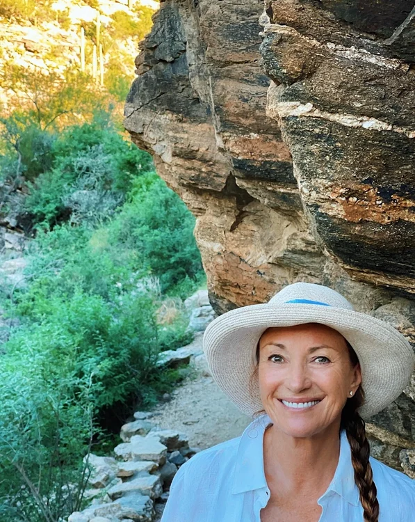 
    Jane Seymour, 70 de ani, s-a pozat de pe vârful Sandstone (941 metri)foto: Instagram  
