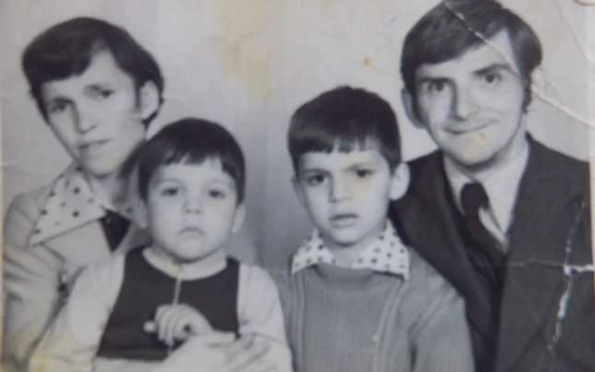 Sotii Lascu in tinerete, alaturi de doi dintre copiii lor