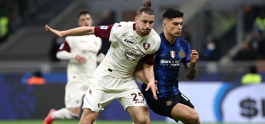 Radu Drăgușin e obișnuit cu aerul tare al fotbalului italian. Foto Getty images 