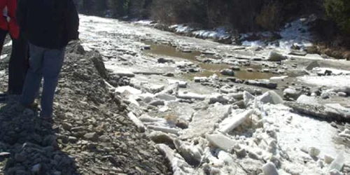 Sloiurile de gheaţă au format adevărate baraje în albiile râurilor şi pâraielor